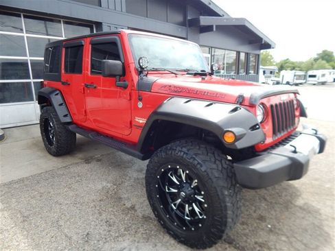 Used 2014 Jeep Wrangler Unlimited Sahara AWD/4WD image 6