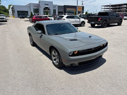 Used 2017 Dodge Challenger SXT RWD image 7