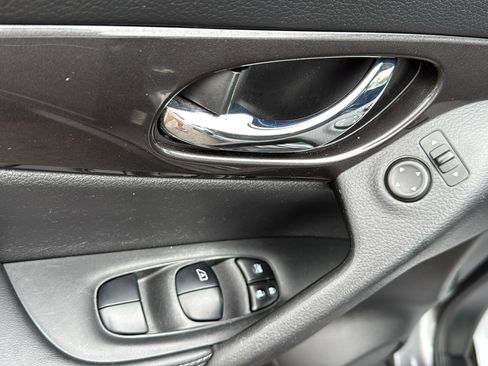 Used 2020 Nissan Rogue SV image 7