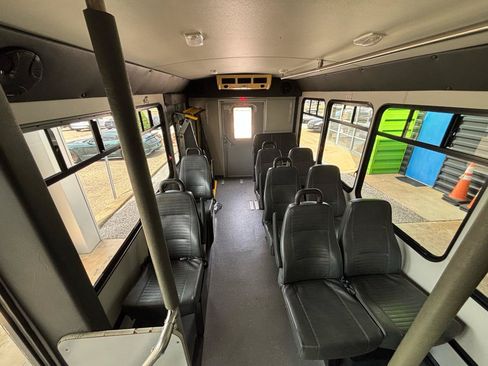 Used 2006 Ford E-350 and Econoline 350 Super Duty RWD image 17