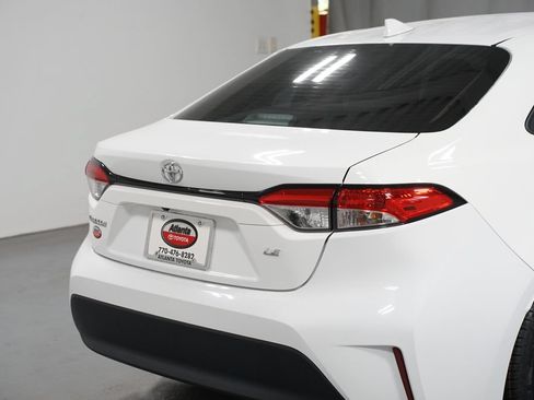 Used 2025 Toyota Corolla LE FWD image 9