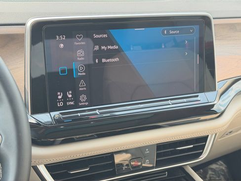 Used 2024 Volkswagen Atlas SE w/ Panoramic Sunroof Package AWD/4WD image 30