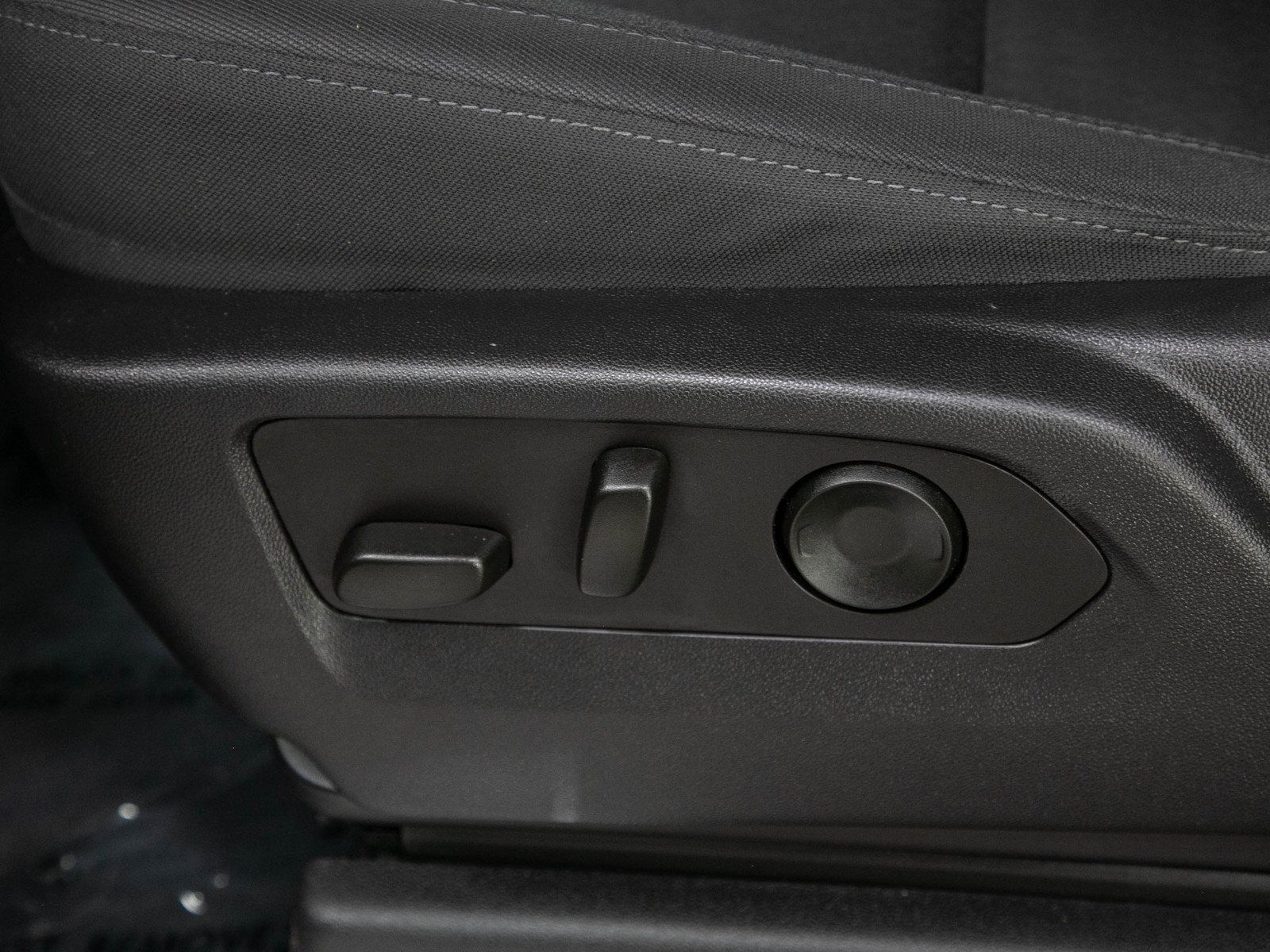 Used 2023 Chevrolet Silverado 1500 LT AWD/4WD image 24
