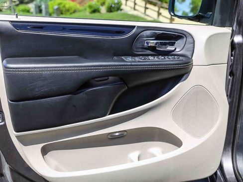 Used 2018 Dodge Grand Caravan SXT FWD image 29