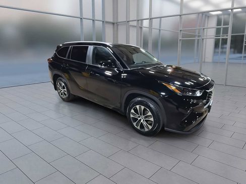 Certified 2024 Toyota Highlander XLE AWD/4WD image 2