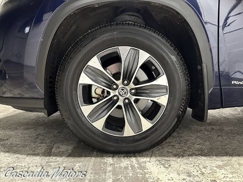 Used 2020 Toyota Highlander XLE AWD/4WD image 31
