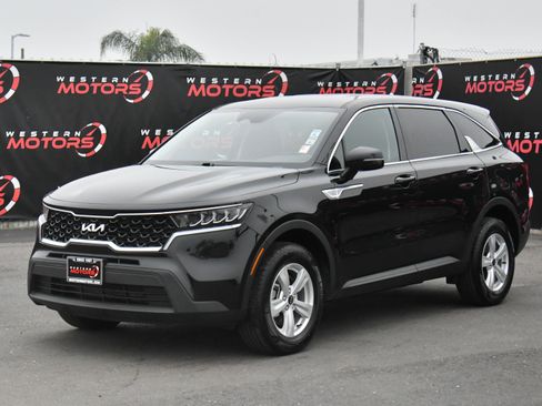Used 2023 Kia Sorento LX image 3