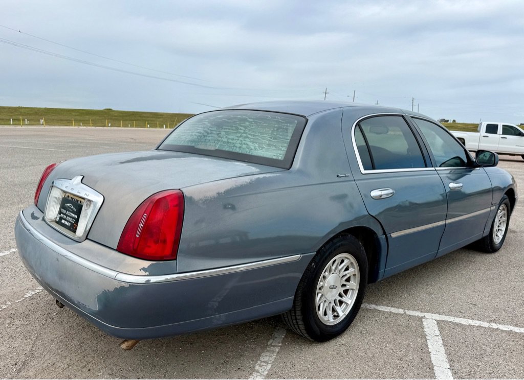 Used 1999 Lincoln Town Car Signature RWD image 5