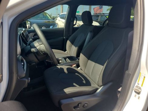 Used 2024 Chrysler Pacifica Touring FWD image 14