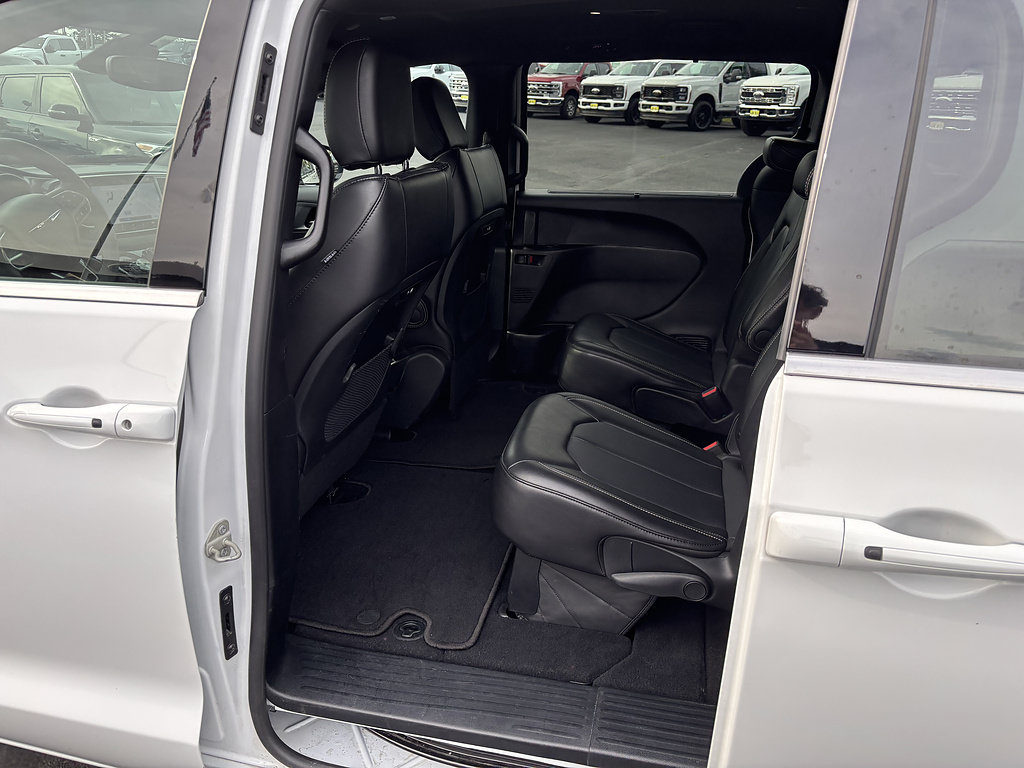 Used 2025 Chrysler Pacifica Select FWD image 29