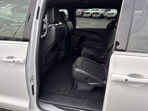 Used 2025 Chrysler Pacifica Select FWD image 29