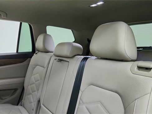 Used 2025 Volkswagen Atlas SE image 33