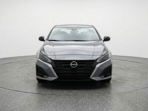 Used 2025 Nissan Altima 2.5 SV FWD image 2