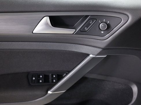 Used 2018 Volkswagen Golf S image 10