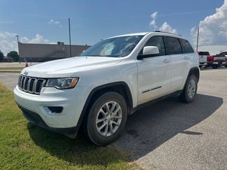 Used 2021 Jeep Grand Cherokee Laredo image 1