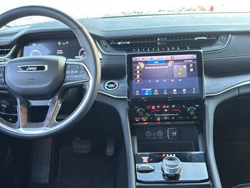 Used 2025 Jeep Grand Cherokee L Limited w/ Luxury Tech Group II image 7