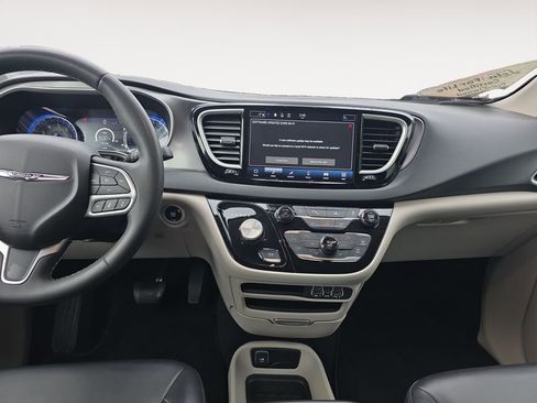 Used 2023 Chrysler Pacifica Touring-L image 10