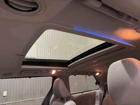 Used 2020 Toyota Sienna Limited image 11