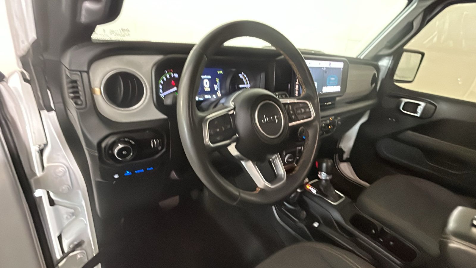 Used 2024 Jeep Wrangler Unlimited Sahara AWD/4WD image 15