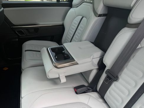 Used 2023 Rivian R1S Adventure AWD/4WD image 32