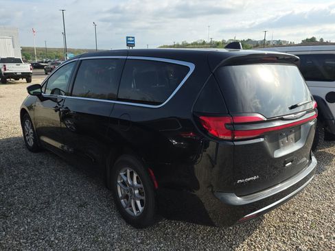 Used 2023 Chrysler Pacifica Touring-L image 4