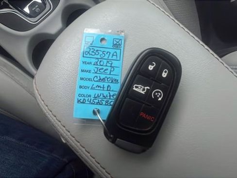 Used 2019 Jeep Cherokee Limited AWD/4WD image 29