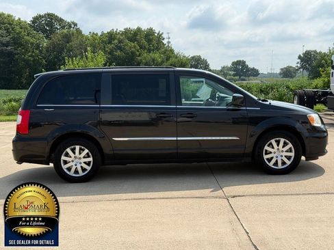 Used 2015 Chrysler Town & Country Touring FWD image 4