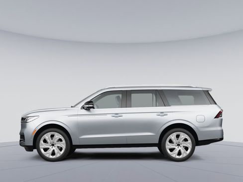 Used 2025 Lincoln Navigator Reserve AWD/4WD image 2