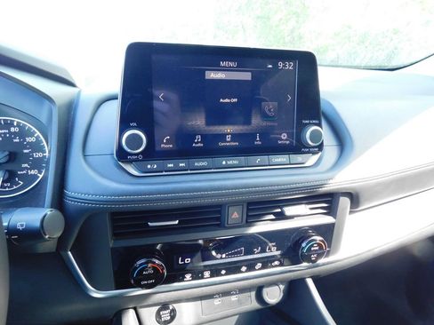 Used 2025 Nissan Rogue SV image 9