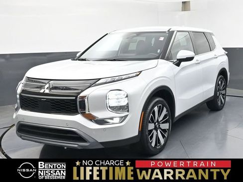 Used 2025 Mitsubishi Outlander SE FWD image 1