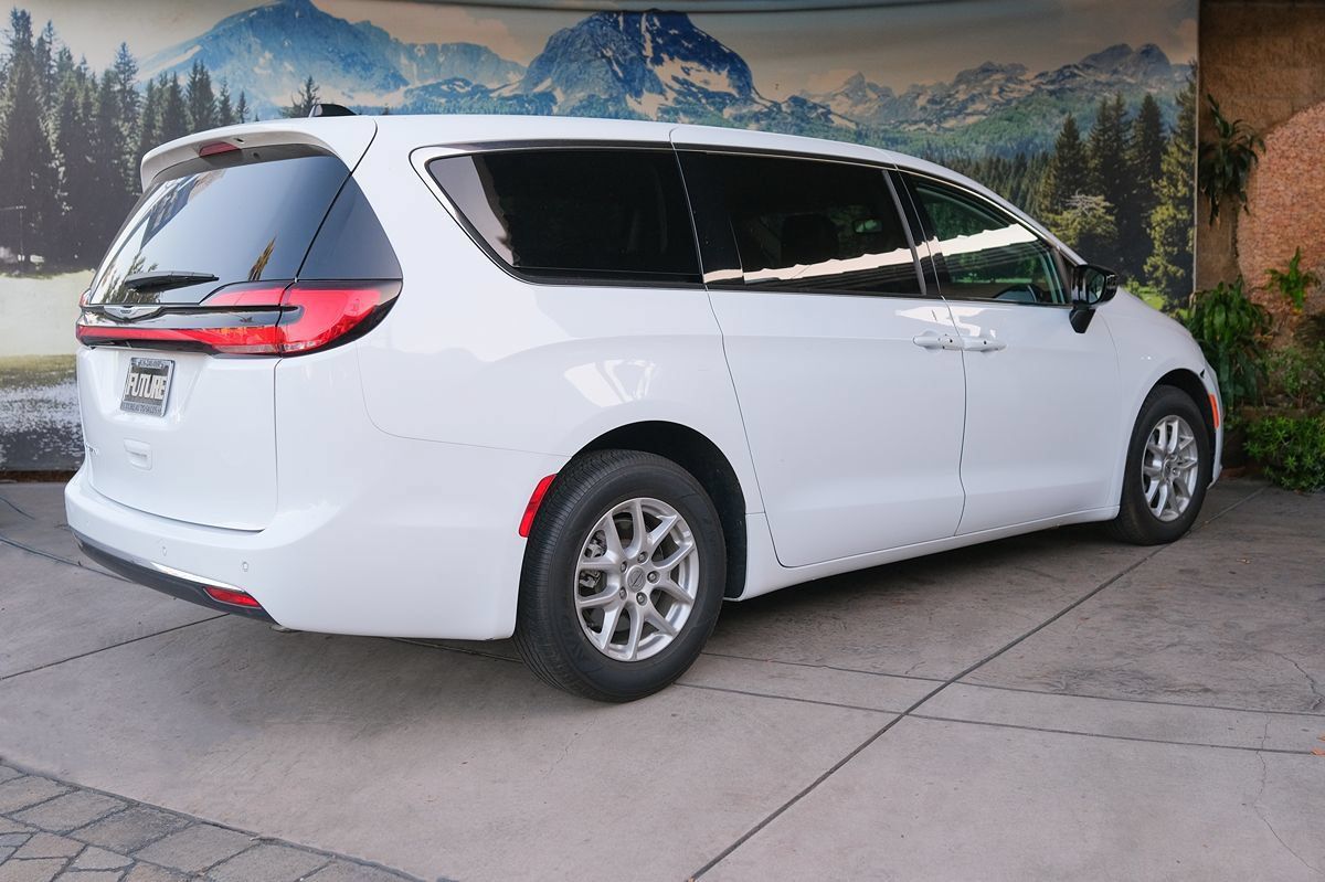 Used 2024 Chrysler Pacifica Touring-L FWD image 5