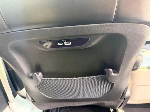Used 2023 Chrysler Pacifica Touring-L FWD image 34