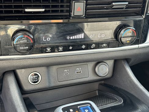 Used 2022 Nissan Rogue SV image 30