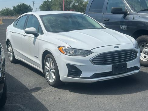 Used 2019 Ford Fusion SE FWD image 1