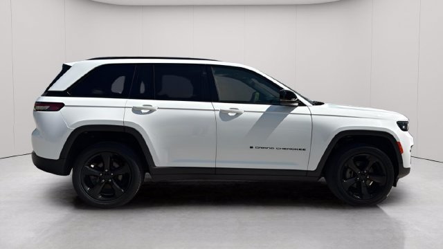 Used 2023 Jeep Grand Cherokee Altitude AWD/4WD image 3