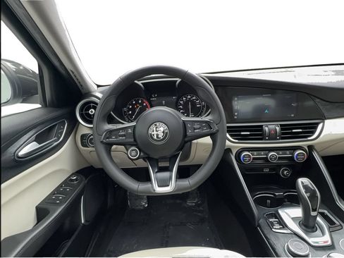 Used 2020 Alfa Romeo Giulia w/ Nero Edizione RWD image 34