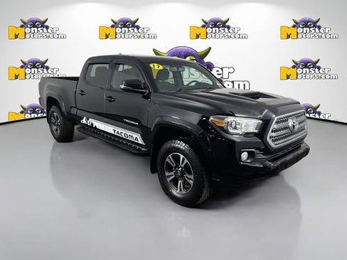 Used 2017 Toyota Tacoma TRD Off-Road AWD/4WD image 3