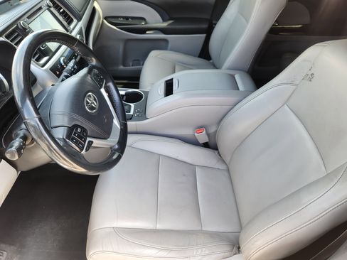 Used 2018 Toyota Highlander XLE w/ Carpet Mat Package (TMS) AWD/4WD image 9
