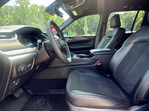 Used 2025 Jeep Grand Cherokee Altitude RWD image 19