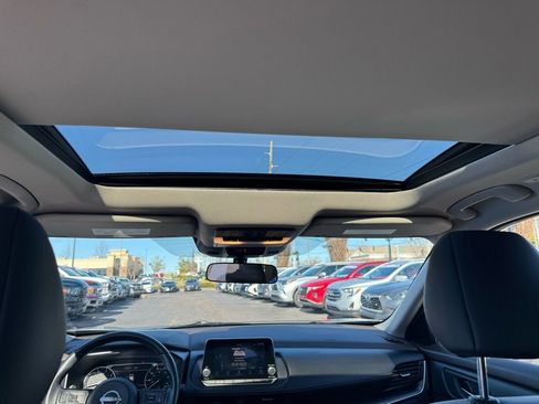 Used 2023 Nissan Rogue SV w/ SV Premium B Package image 10