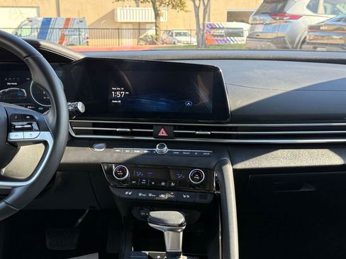 Used 2025 Hyundai Elantra Limited image 20
