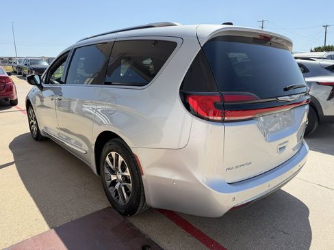 Used 2023 Chrysler Pacifica Pinnacle FWD image 2
