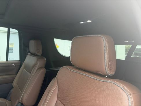 Used 2023 Chevrolet Suburban High Country RWD image 8