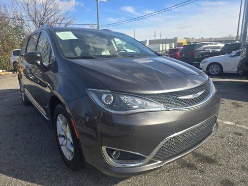 Used 2018 Chrysler Pacifica Touring-L w/ Tire & Wheel Group image 1
