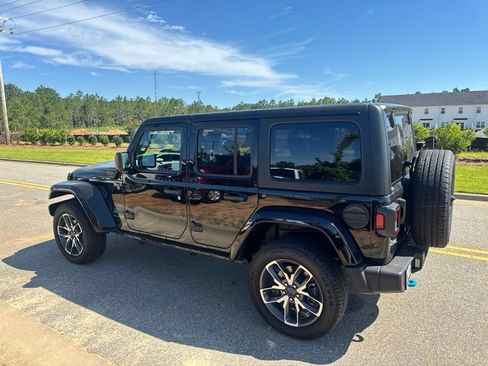 Used 2024 Jeep Wrangler Unlimited w/ LED Headlamp & Fog Lamp Group AWD/4WD image 11