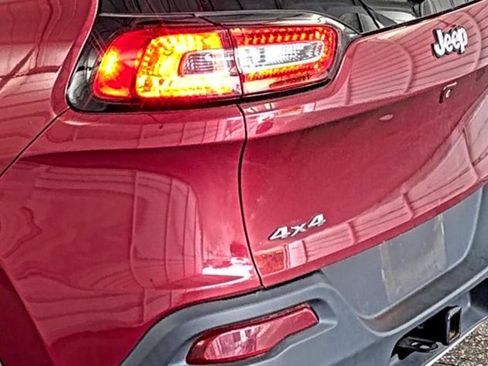 Used 2017 Jeep Cherokee Limited w/ Luxury Group AWD/4WD image 10