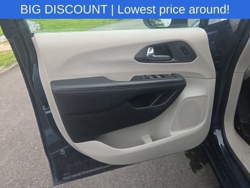 Used 2023 Chrysler Pacifica Touring-L FWD image 29