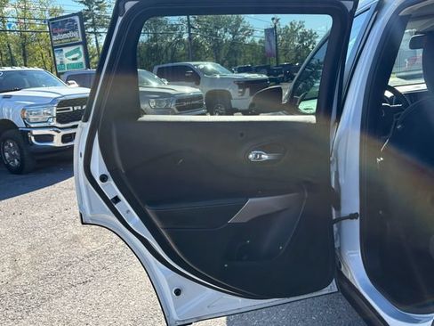Used 2018 Jeep Cherokee Latitude w/ Cold Weather Group AWD/4WD image 15