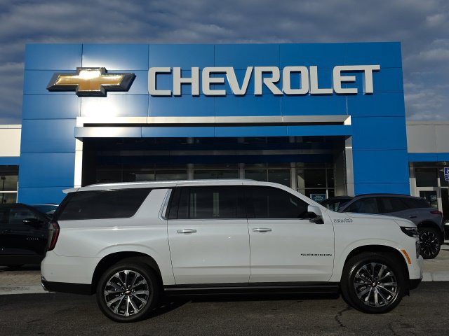 Used 2026 Chevrolet Suburban High Country AWD/4WD image 2