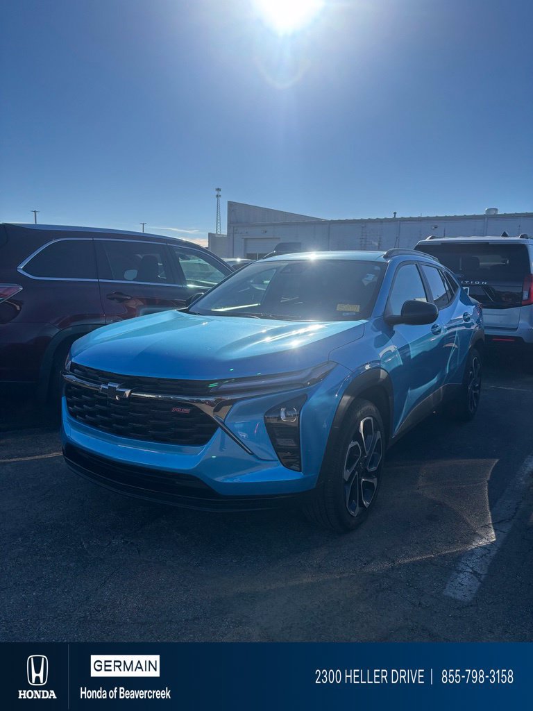 Used 2025 Chevrolet Trax RS w/ Sunroof Package FWD image 1